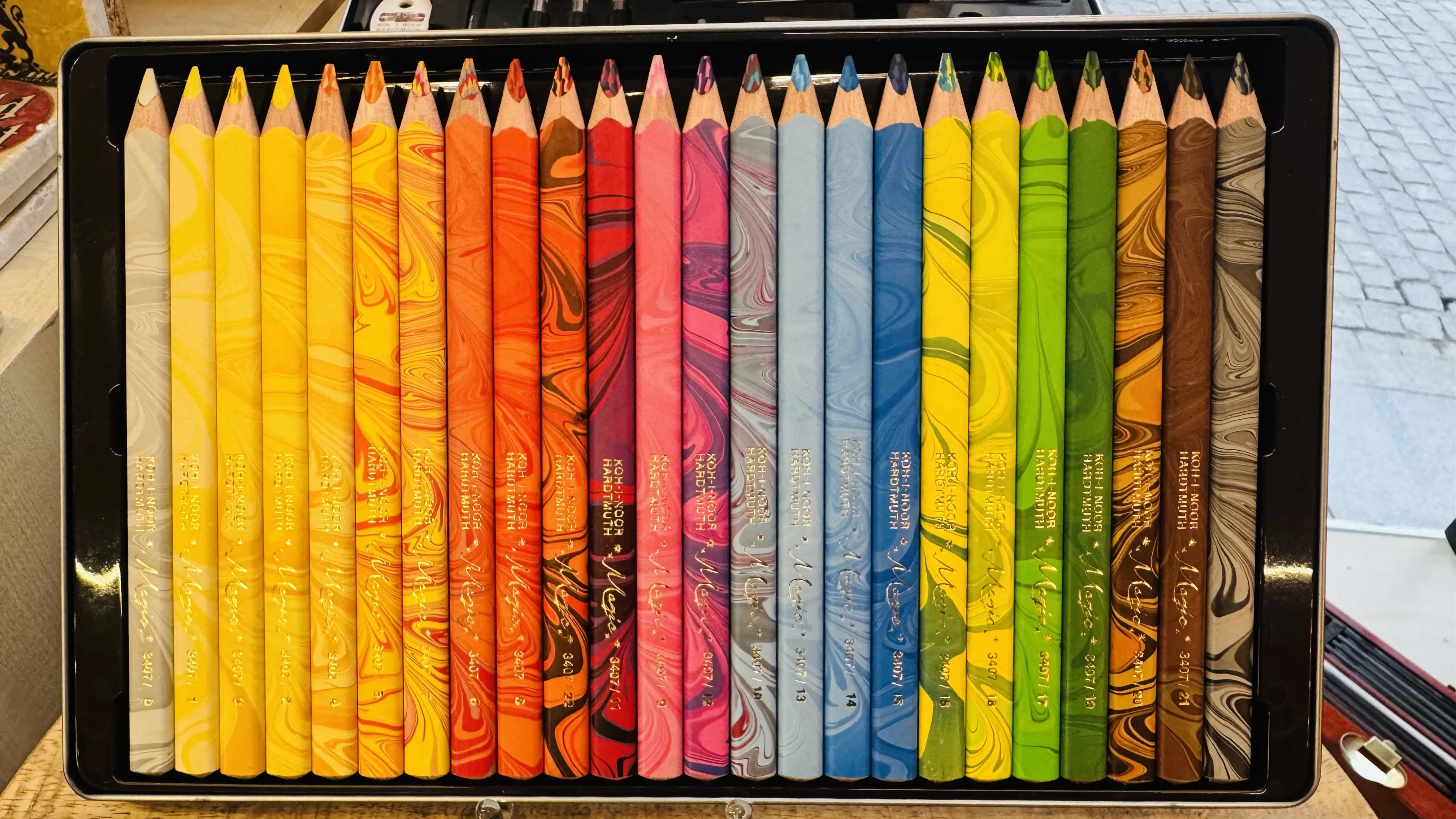 Große Auswahl an Schreibwaren in verschiedenen Farben und Marken